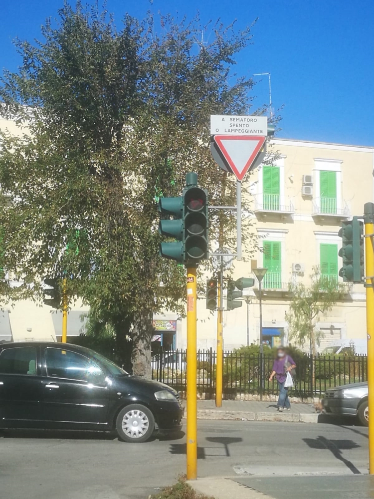 Abbiamo La Precedenza Se Il Semaforo è A Luce Rossa